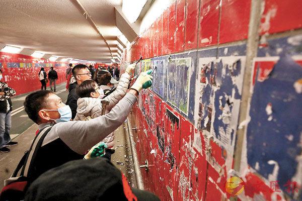 香港200名市民12日到大埔清理所谓的“连侬墙”，避免暴徒的歪理继续误导市民。香港文汇报记者 摄
