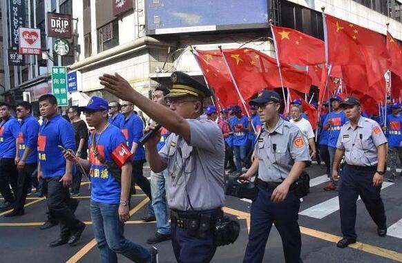 2017年台北发起“我的国旗”活动，驻台记者现场采访拍摄